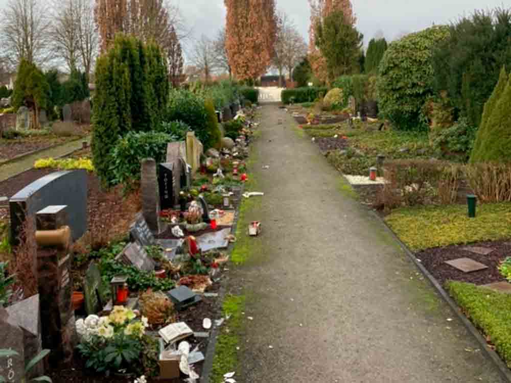 Polizei Gütersloh: Dutzende Gräber durch Vandalen beschädigt