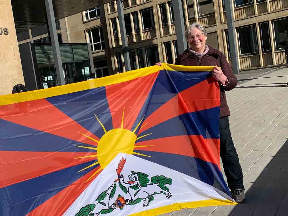 Gütersloh, Flagge vor dem Rathaus erinnert an Menschenrechtsverletzungen in Tibet