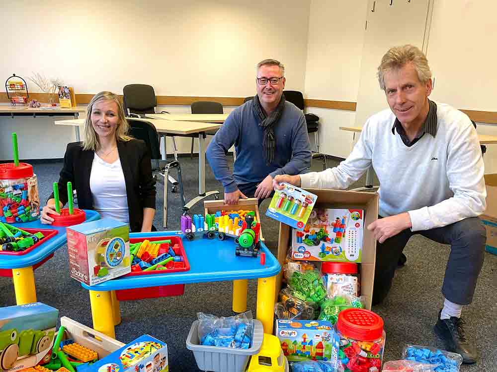 Rietberg, kistenweise Spielsachen verschenkt, Familienzentrum gibt umfangreiche Spende weiter