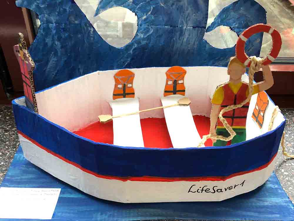 Gütersloh, Ausstellung »Menschen in einem Boot«, bemalte Pop Art Wellkarton Objekte zum Thema Migration und Flucht