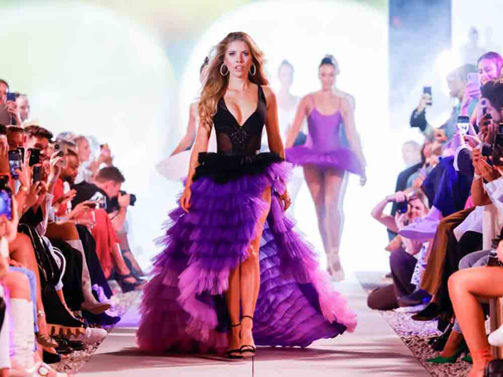 Lascana präsentiert mit dem »Fashion Boat« im Rahmen der Fashion Week in Berlin 2022 eine fulminante Show auf der Spree und launcht eine limitierte Kollektion mit Victoria Swarovski
