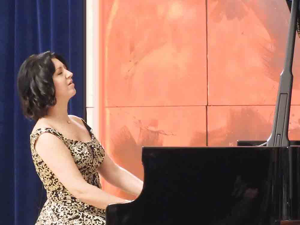 Sympathische Star Pianistin beschließt Internationale Herbsttage für Musik 2022, Alexandra Dariescu am Sonntag im Parktheater Iserlohn, 25. September 2022