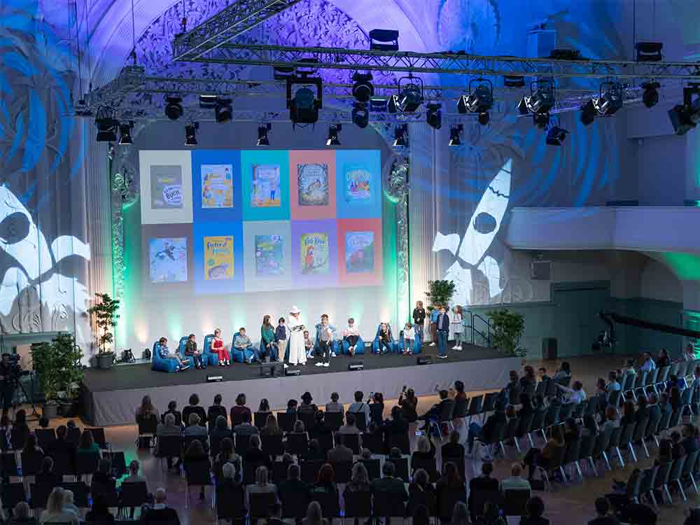Der Preisträger des Deutschen Kinderbuchpreises 2022 ist Grimm und Möhrchen, ein Zesel zieht ein, Stifterin Jasmin Schröter begeistert
