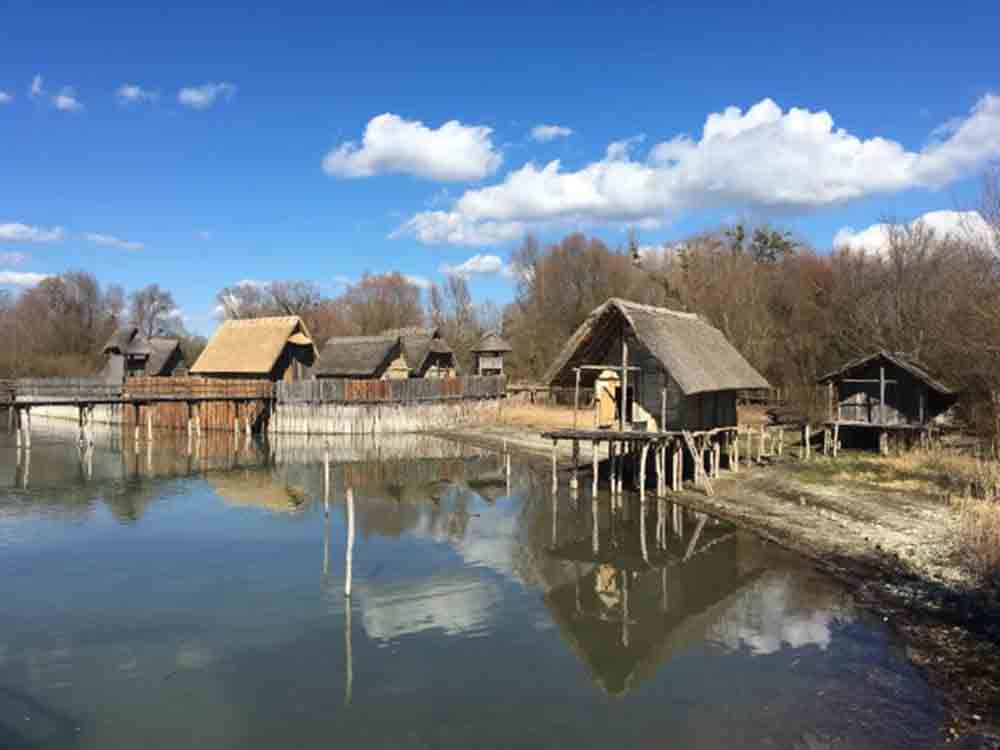 Pfahlbaumuseum Unteruhldingen Bodensee, Pfahlbauten an Wochenenden wieder geöffnet