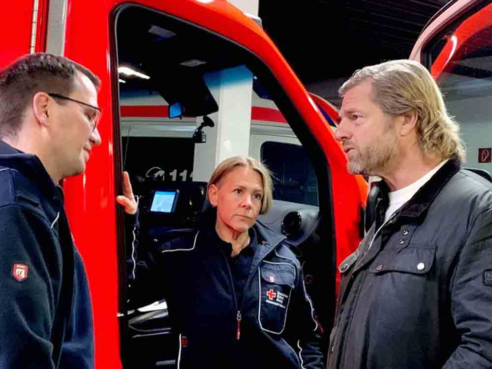 Nach 30 Jahren zurück zum Rettungsdienst, intensiver Einsatz: Henning Baum führt als Rettungssanitäter Reanimation durch