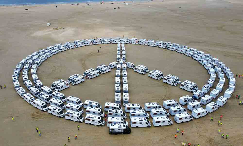 Camper setzen mit ihren Fahrzeugen ein gigantisches Zeichen für den Frieden und holen RID Weltrekord für das »größte Peace Zeichen aus Wohnmobilen einer Marke«