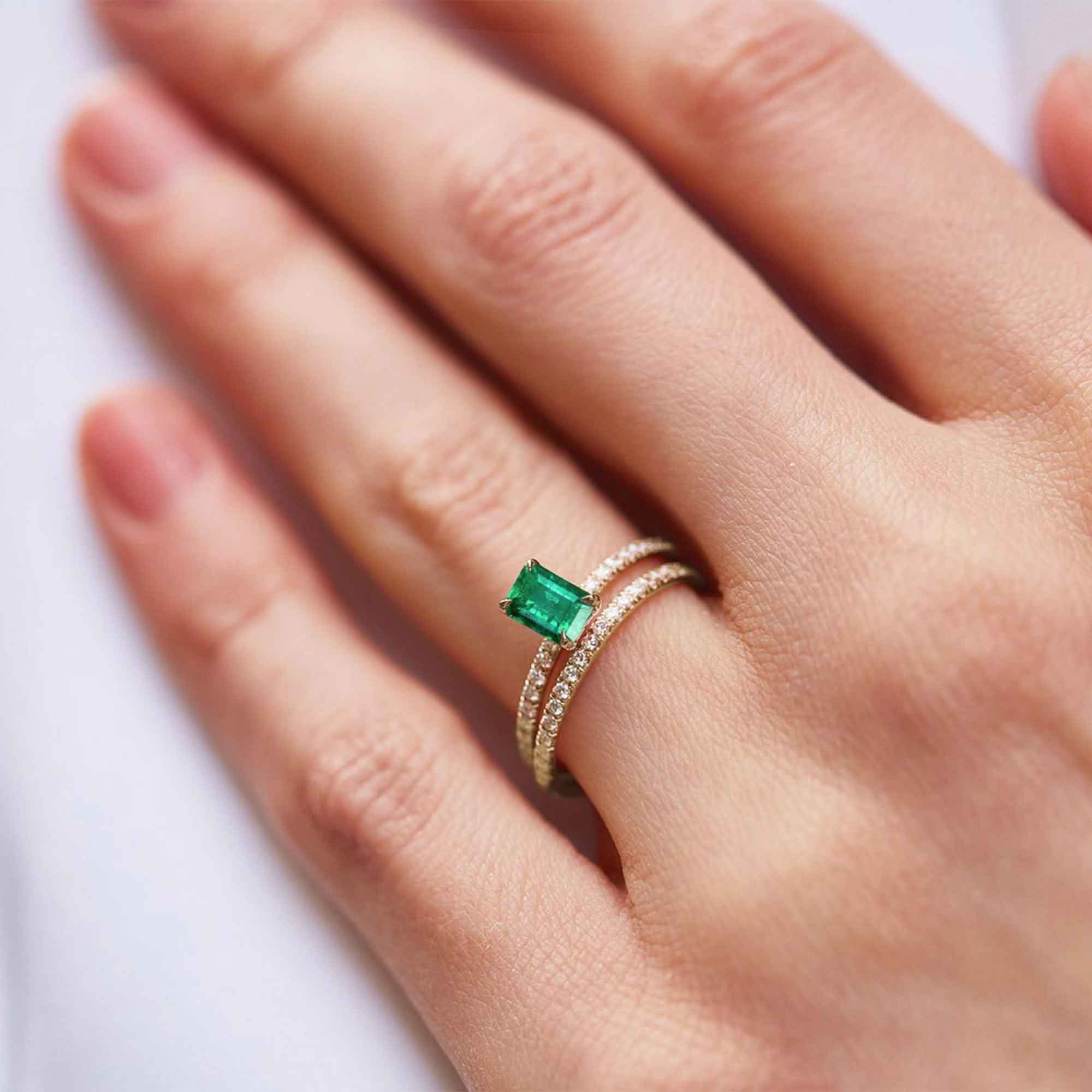 Die grüne Eleganz: moderne Verlobungsringe mit Smaragden