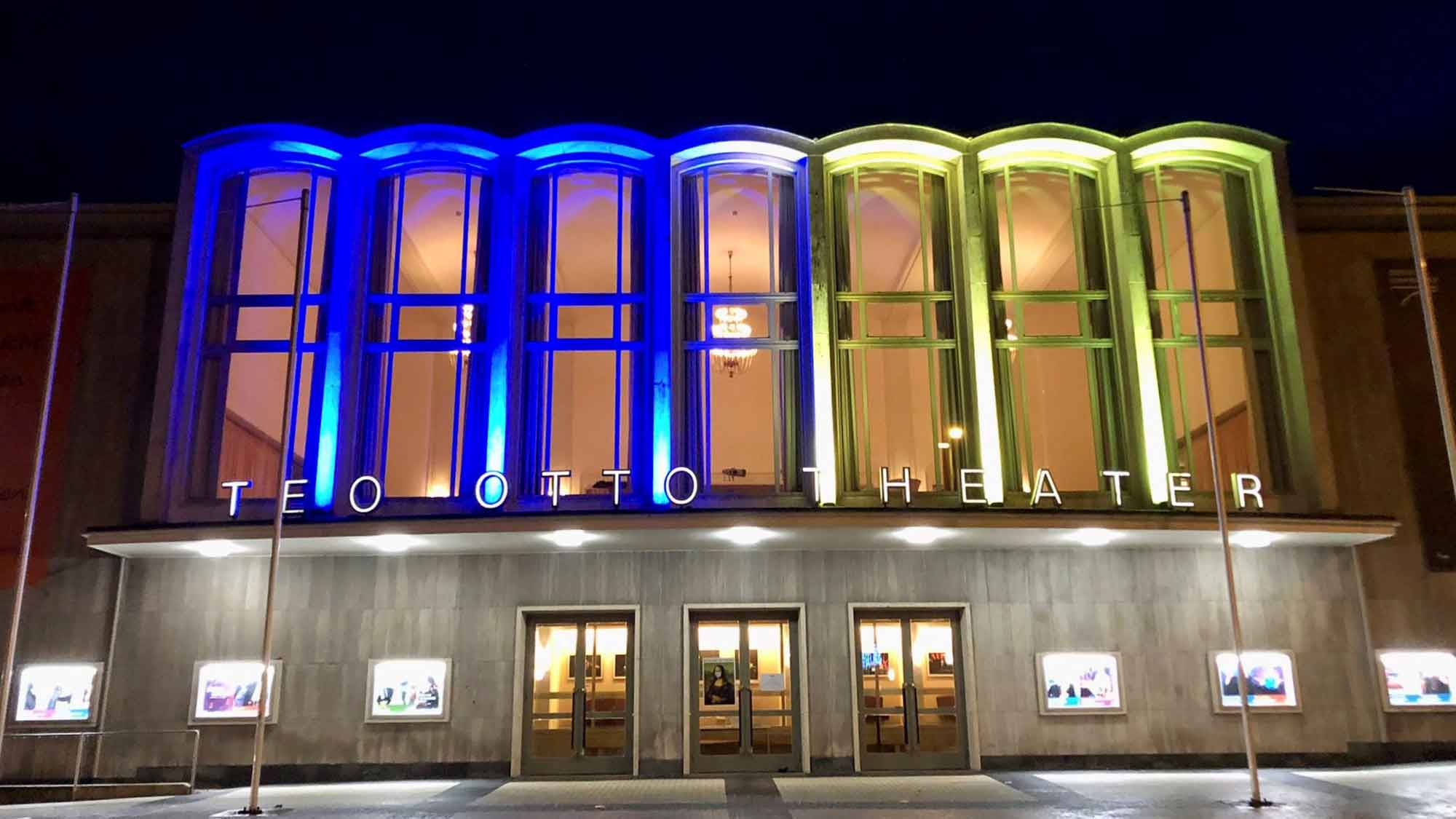 Beleuchtung Teo Otto Theater Remscheid in den Farben der Ukraine, 24. Februar 2024
